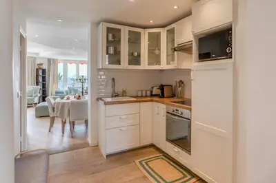 Cuisine ou kitchenette dans l'établissement A16 Staywiz us - 2BDR Sea View - City Center - Parking & Terrace