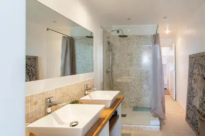 Salle de bains dans l'établissement A16 Staywiz us - 2BDR Sea View - City Center - Parking & Terrace