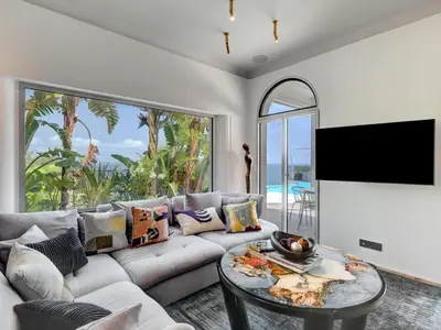 Télévision ou salle de divertissement dans l'établissement Immogroom - Amazing Villa with sea view
