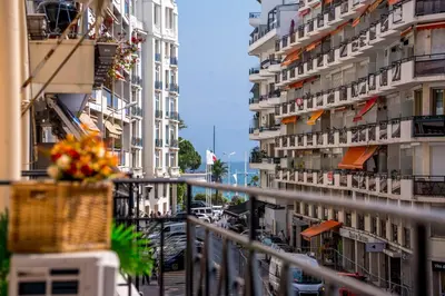 Vue générale sur Cannes ou vue de la ville depuis l'appartement