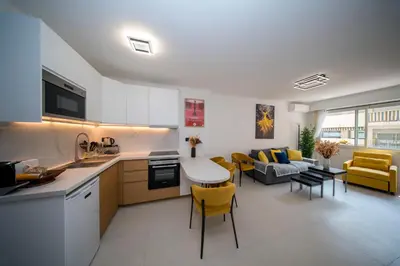 Cuisine ou kitchenette dans l'établissement Luxe 1 minute a pied du Martinez plage shopping vu Mer