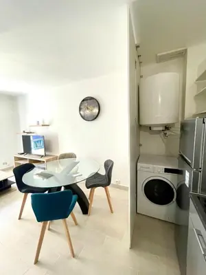 Cuisine ou kitchenette dans l'établissement T2 Bleu Mer - Centre ville , Climatisé , 5 min de la plage et à 250m de la gare