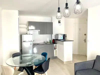 Cuisine ou kitchenette dans l'établissement T2 Bleu Mer - Centre ville , Climatisé , 5 min de la plage et à 250m de la gare