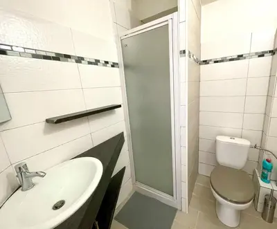 Salle de bains dans l'établissement T2 Bleu Mer - Centre ville , Climatisé , 5 min de la plage et à 250m de la gare