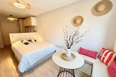 Un ou plusieurs lits dans un hébergement de l'établissement Studio Vieil Antibes Tout confort & décoration soignée