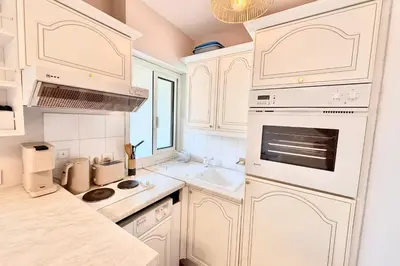 Cuisine ou kitchenette dans l'établissement Studio Vieil Antibes Tout confort & décoration soignée