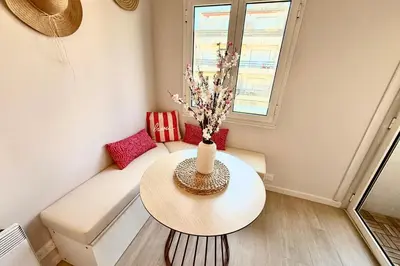 Coin salon dans l'établissement Studio Vieil Antibes Tout confort & décoration soignée