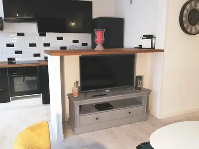 Télévision ou salle de divertissement dans l'établissement 4 persons - center - clim - 2 mins of beach - JUAN LES PINS - beach and sun