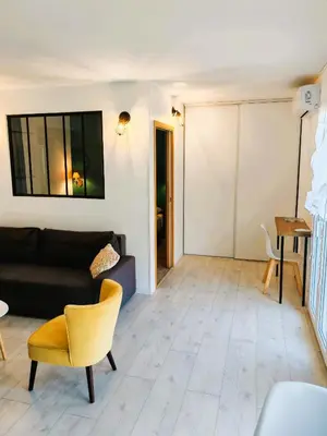 Coin salon dans l'établissement 4 persons - center - clim - 2 mins of beach - JUAN LES PINS - beach and sun