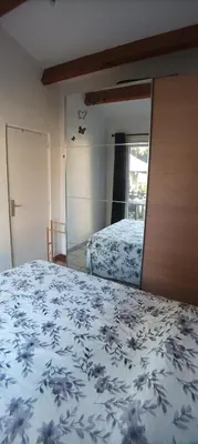Un ou plusieurs lits dans un hébergement de l'établissement Charmante maison au calme