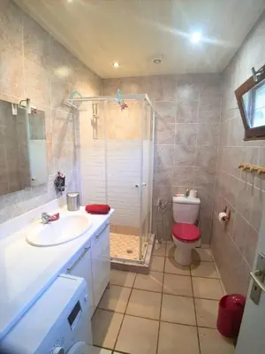 Salle de bains dans l'établissement Charmante maison au calme