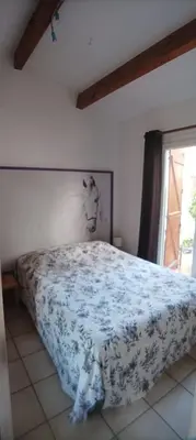 Un ou plusieurs lits dans un hébergement de l'établissement Charmante maison au calme