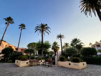 Jardin de l'établissement Beau T2 à Golfe-Juan vue piscines parc tropical Résidence du Golf proches plages