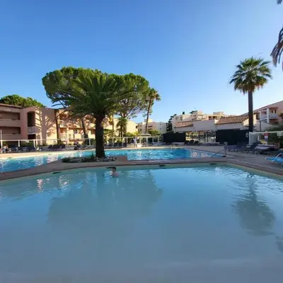 Beau T2 à Golfe-Juan vue piscines parc tropical Résidence du Golf proches plages