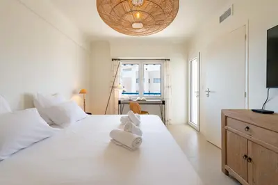 Un ou plusieurs lits dans un hébergement de l'établissement 2-Br Apartment with Terrace & Sea View Palm Beach Cannes