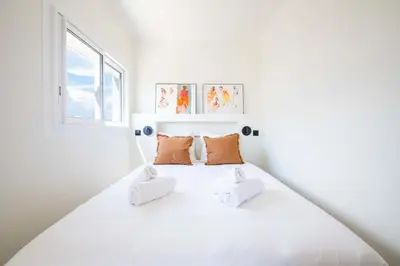 Un ou plusieurs lits dans un hébergement de l'établissement 2-Br Apartment with Terrace & Sea View Palm Beach Cannes