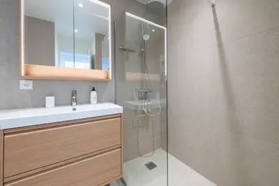 Salle de bains dans l'établissement 2-Br Apartment with Terrace & Sea View Palm Beach Cannes