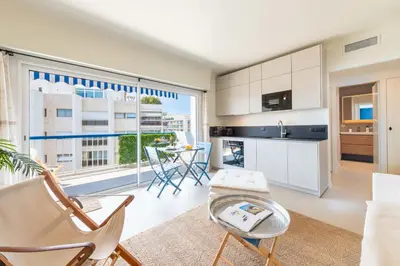 Cuisine ou kitchenette dans l'établissement 2-Br Apartment with Terrace & Sea View Palm Beach Cannes