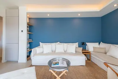 Coin salon dans l'établissement 2-Br Apartment with Terrace & Sea View Palm Beach Cannes