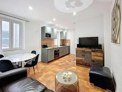 Télévision ou salle de divertissement dans l'établissement Duplex Cosy Viel Antibes