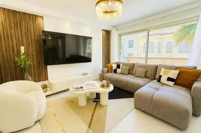 Télévision ou salle de divertissement dans l'établissement Newly Renovated 2BR Modern