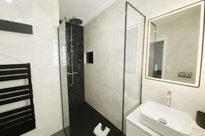 Salle de bains dans l'établissement Newly Renovated 2BR Modern