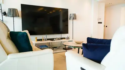 Télévision ou salle de divertissement dans l'établissement Riviera Paradise Sea View Pool Beachfront