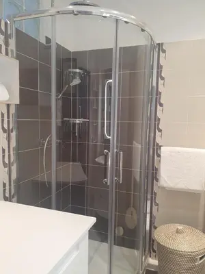 Salle de bains dans l'établissement Le Versailles appartement 4 prs cosy carre d or