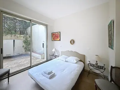 Un ou plusieurs lits dans un hébergement de l'établissement 3-bedroom apartment on La Croisette with garden