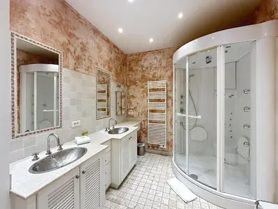 Salle de bains dans l'établissement 3-bedroom apartment on La Croisette with garden
