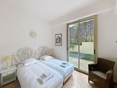 Un ou plusieurs lits dans un hébergement de l'établissement 3-bedroom apartment on La Croisette with garden