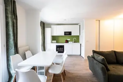 Cuisine ou kitchenette dans l'établissement Appart 3 chambres - Les Lys