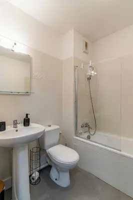 Salle de bains dans l'établissement L’Oasis de Villeneuve – Terrasse Soleil
