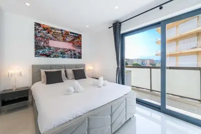 Un ou plusieurs lits dans un hébergement de l'établissement Central 1-Br with Balcony Rue d’Antibes Cannes