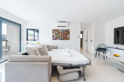 Télévision ou salle de divertissement dans l'établissement Central 1-Br with Balcony Rue d’Antibes Cannes