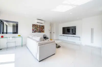 Télévision ou salle de divertissement dans l'établissement Central 1-Br with Balcony Rue d’Antibes Cannes