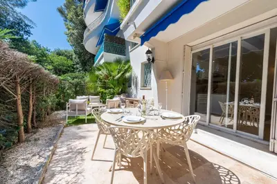 Balcon ou terrasse dans l'établissement Ground-Floor Apartment with Private Garden Cannes