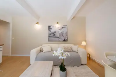Un ou plusieurs lits dans un hébergement de l'établissement Ground-Floor Apartment with Private Garden Cannes