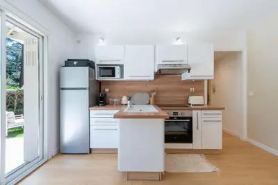 Cuisine ou kitchenette dans l'établissement Ground-Floor Apartment with Private Garden Cannes