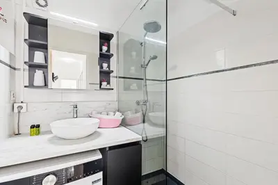 Salle de bains dans l'établissement JUAN-LES-PINS PROCHE PLAGES et COMMERCES