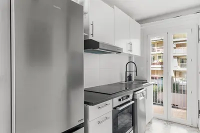 Cuisine ou kitchenette dans l'établissement JUAN-LES-PINS PROCHE PLAGES et COMMERCES