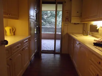 Cuisine ou kitchenette dans l'établissement Beautiful tranquil apartment close to the sea