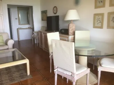 Coin salon dans l'établissement Beautiful tranquil apartment close to the sea