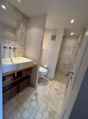 Salle de bains dans l'établissement Appartement lumineux vue mer calme au cœur du viel Antibes clim neuve