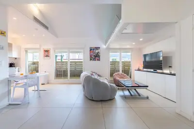 Télévision ou salle de divertissement dans l'établissement LB Vacation Rentals I Elegant Apartment with Terrace & Mezzanine in the heart of Cannes