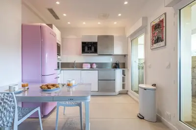 Cuisine ou kitchenette dans l'établissement LB Vacation Rentals I Elegant Apartment with Terrace & Mezzanine in the heart of Cannes