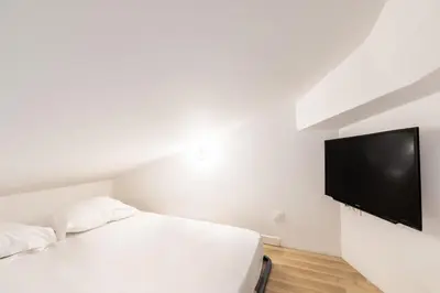 Télévision ou salle de divertissement dans l'établissement LB Vacation Rentals I Elegant Apartment with Terrace & Mezzanine in the heart of Cannes