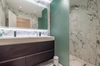 Salle de bains dans l'établissement LB Vacation Rentals I Elegant Apartment with Terrace & Mezzanine in the heart of Cannes