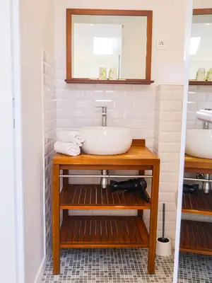 Salle de bains dans l'établissement Les Hirondelles