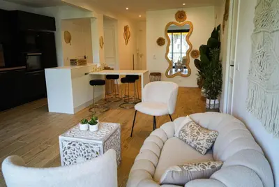 Coin salon dans l'établissement Bali à Cannes